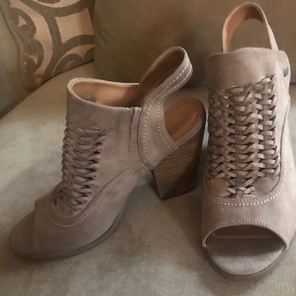 NEW Open-toed slingback faux suede booty